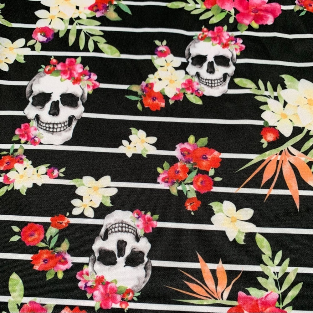 Torrid Tropical Skulls Stretchy Skirt, 4x. - Picture 4 of 9